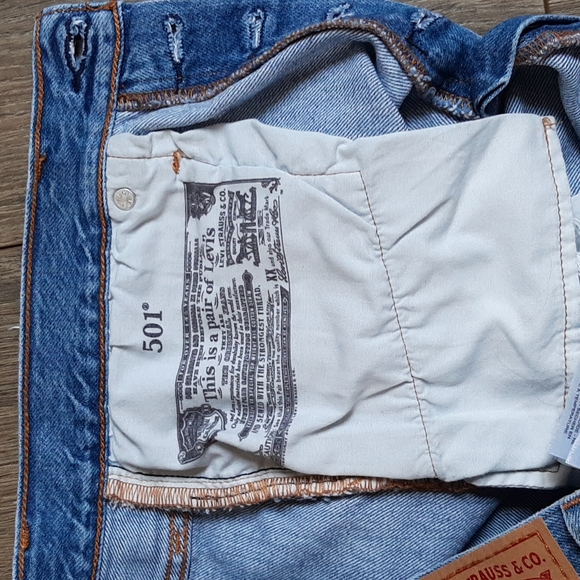 Women's  fly button Levi's Tattered jean short shorts size 28 - Picture 5 of 7